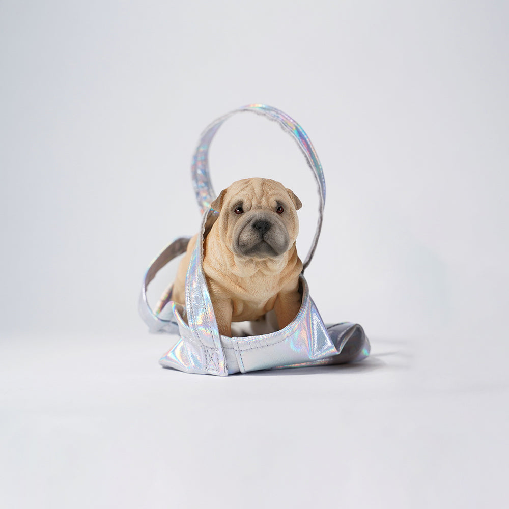 JXK101 Shar-Pei-Hundefigur in einer Tasche. Hundedekoration für Hundeliebhaber von JXK Studio