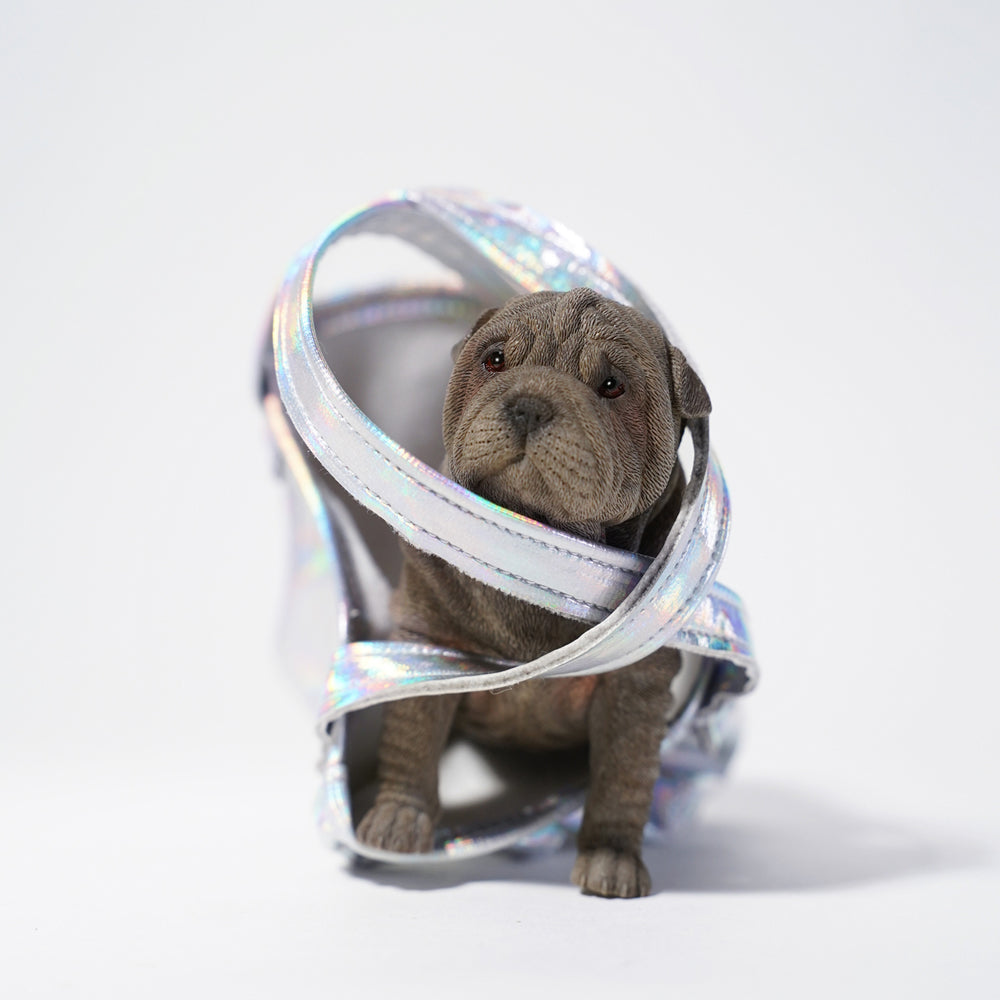 JXK101 Shar-Pei-Hundefigur in einer Tasche. Hundedekoration für Hundeliebhaber von JXK Studio