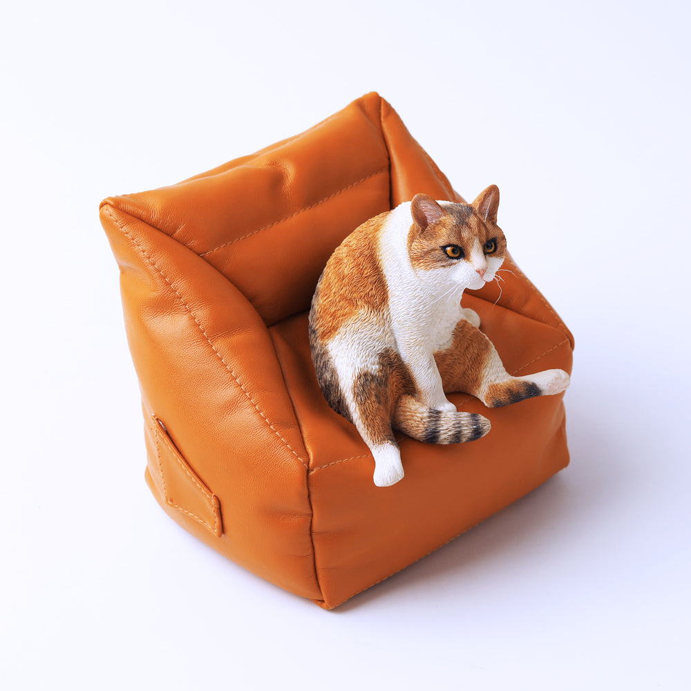 JXK055 Faule Katzenfigur, die auf dem Sofa sitzt, Katzenstatue als Geschenk für Katzenliebhaber, JXK Studio