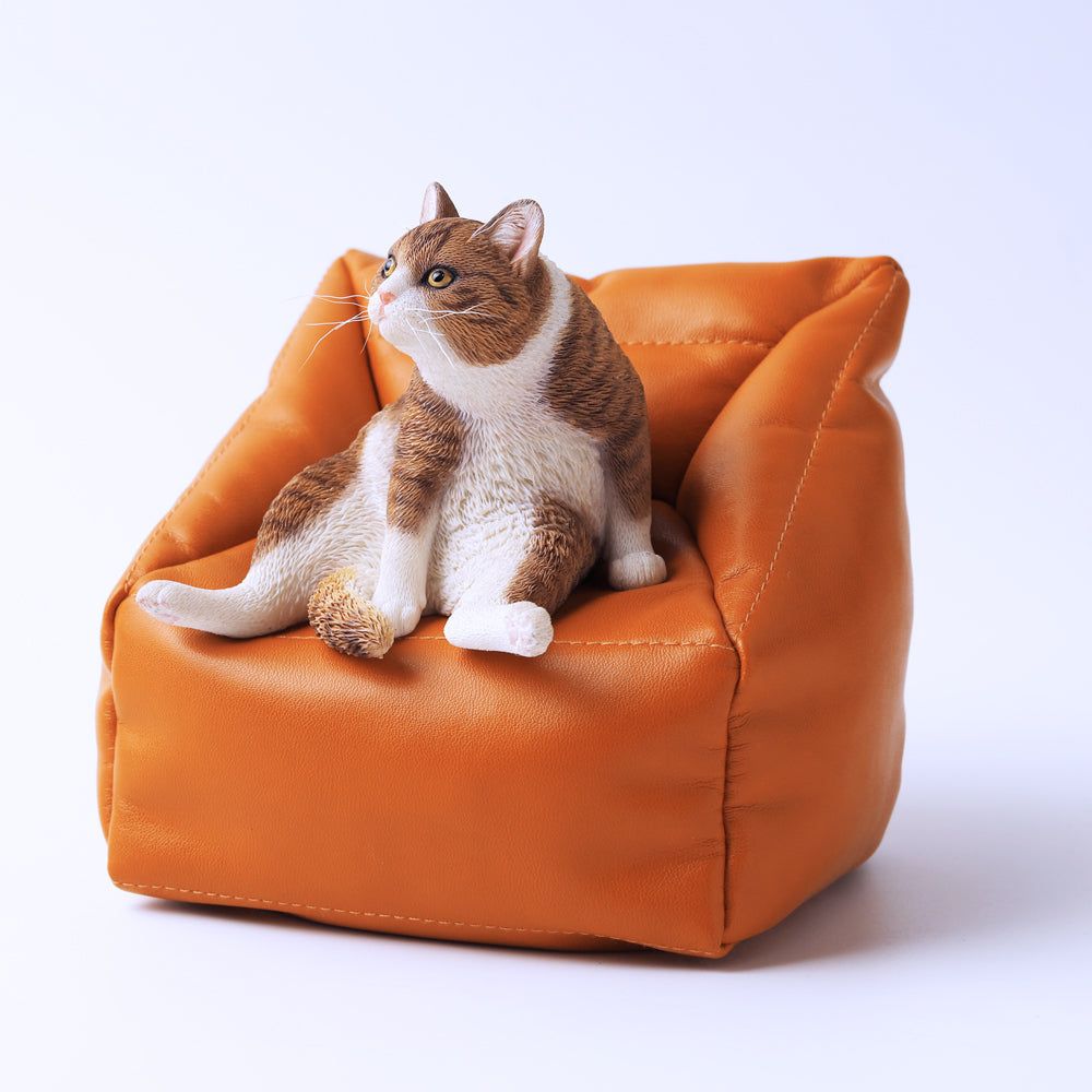 JXK055 Faule Katzenfigur, die auf dem Sofa sitzt, Katzenstatue als Geschenk für Katzenliebhaber, JXK Studio