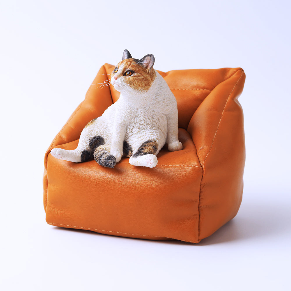 JXK055 Faule Katzenfigur, die auf dem Sofa sitzt, Katzenstatue als Geschenk für Katzenliebhaber, JXK Studio