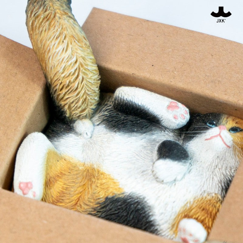 JXK StudioのJS2213猫の置物「箱入り猫」