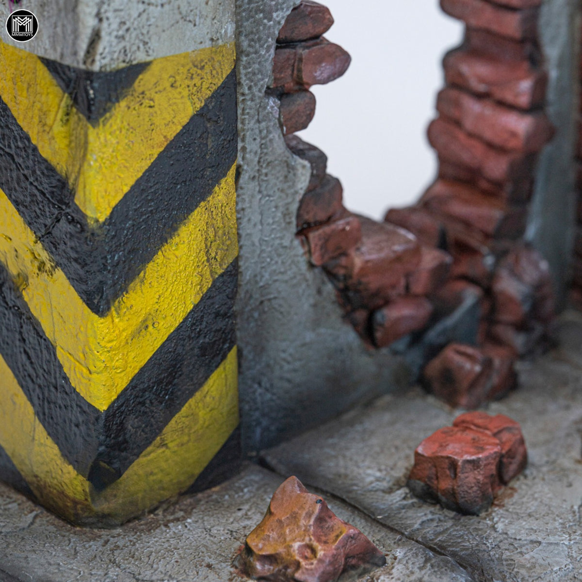 MMMTOYS M2615 1/12 Ruined Walls along the Street Diorama Base