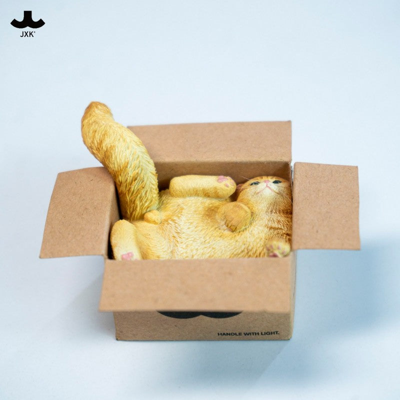 JXK StudioのJS2213猫の置物「箱入り猫」