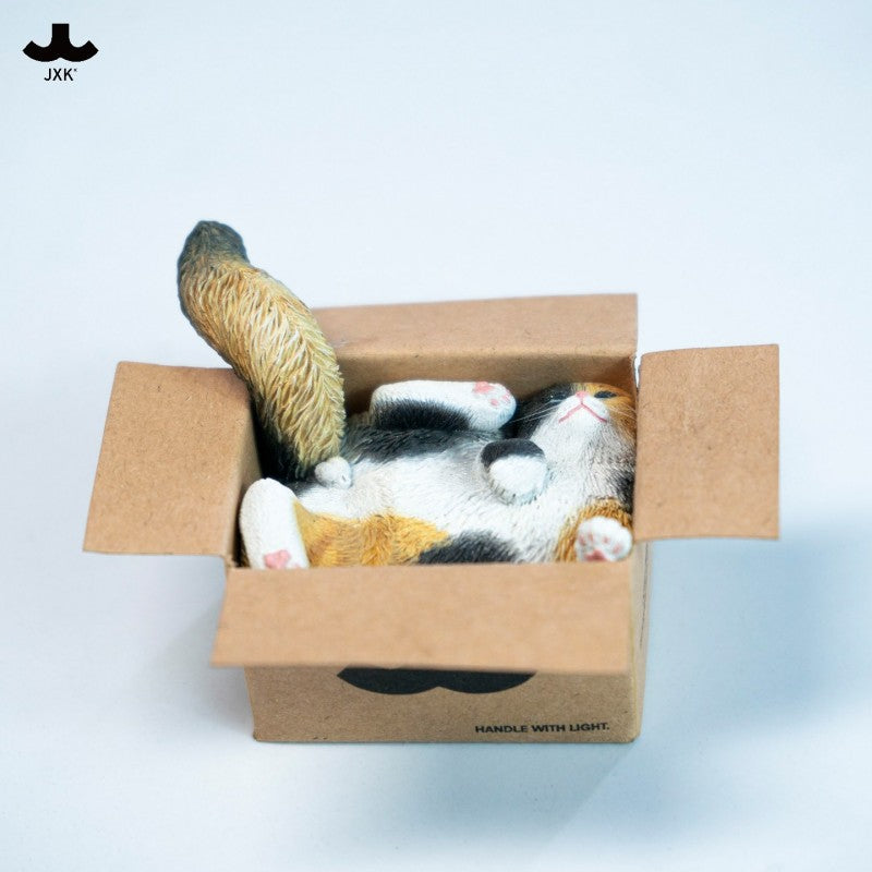 JXK StudioのJS2213猫の置物「箱入り猫」