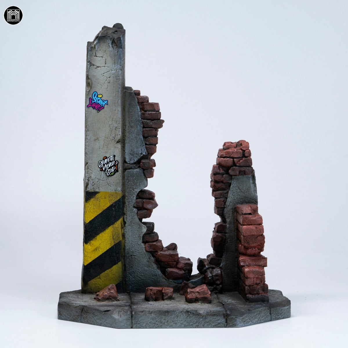 MMMTOYS M2615 1/12 Ruined Walls along the Street Diorama Base