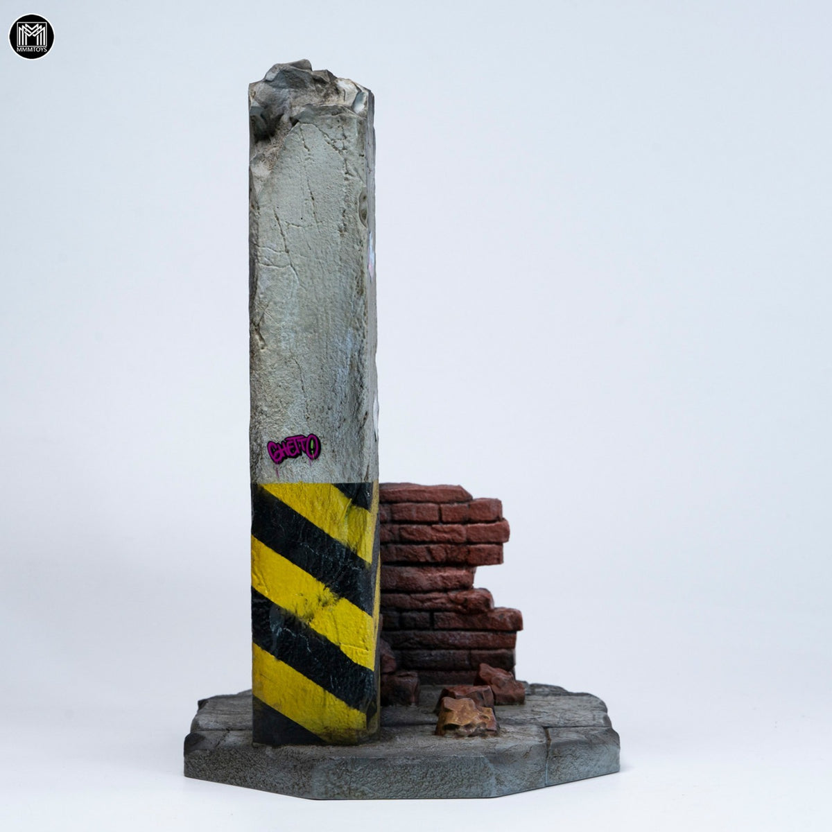 MMMTOYS M2615 1/12 Ruined Walls along the Street Diorama Base