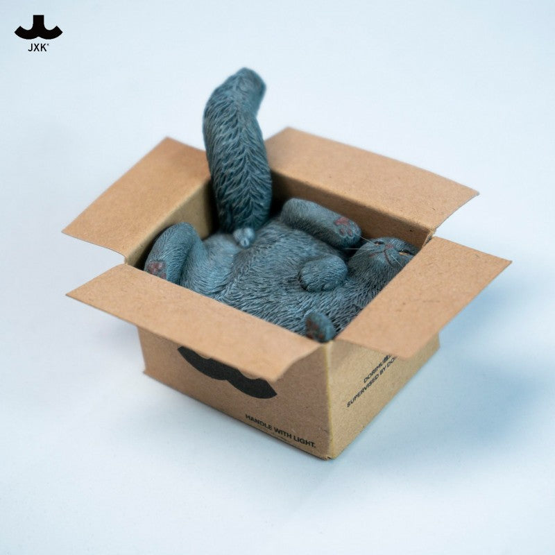 JXK StudioのJS2213猫の置物「箱入り猫」