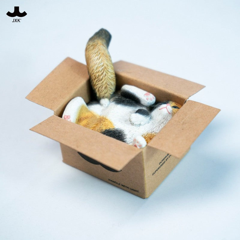 JXK StudioのJS2213猫の置物「箱入り猫」